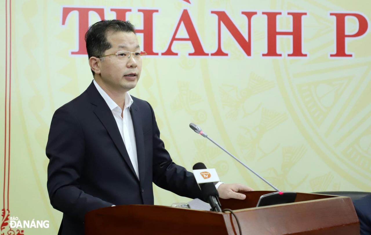 Bí thư Thành ủy Nguyễn Văn Quảng báo cáo tại buổi làm việc. Ảnh: NGỌC PHÚ