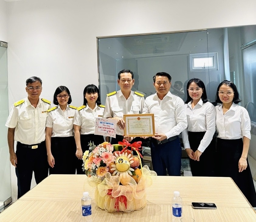 Lãnh đạo Thuế Cơ sở 2 – Thuế thành phố Đà Nẵng thăm Công ty TNHH Xây dựng và Thương mại Nhất Huy nhân ngày doanh nhân và trao tặng Giấy khen của Thuế Đà Nẵng cho đơn vị