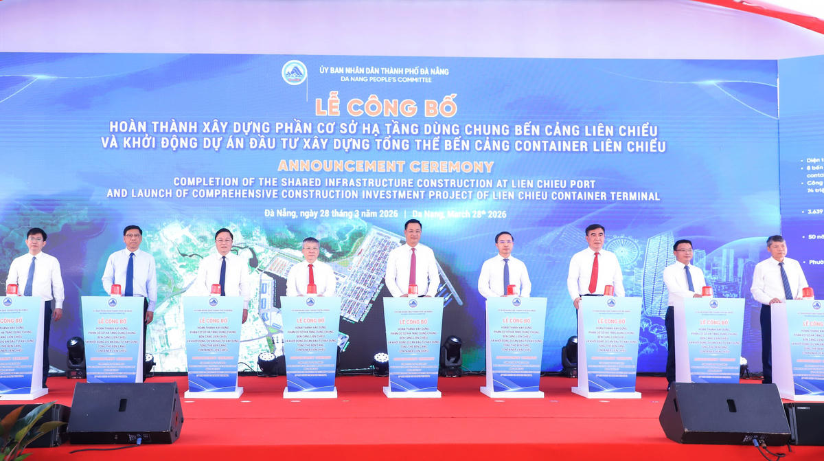 Nghi thức công bố hoàn thành xây dựng phần cơ sở hạ tầng dùng chung và khởi động dự án Đầu tư xây dựng tổng thể bến cảng container Liên Chiểu. Ảnh: Nguyễn Tú.